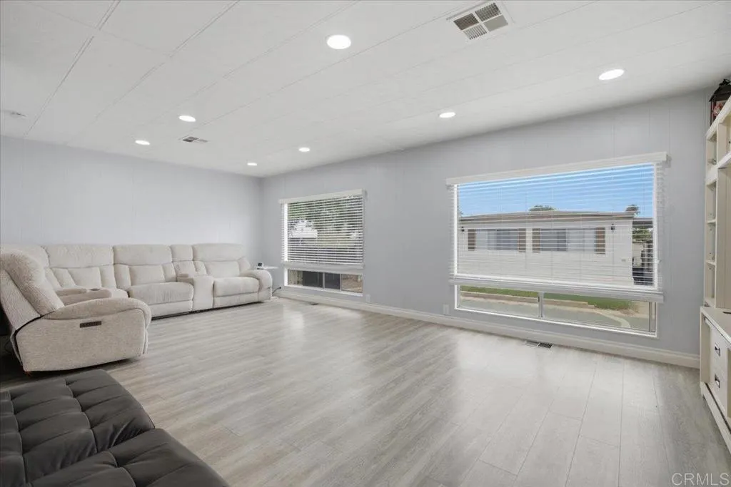 https://cdn.realtyfeed.com/cdn/127/306786766/ac332c8f59fb443aae08a1cd66c013e2.webp