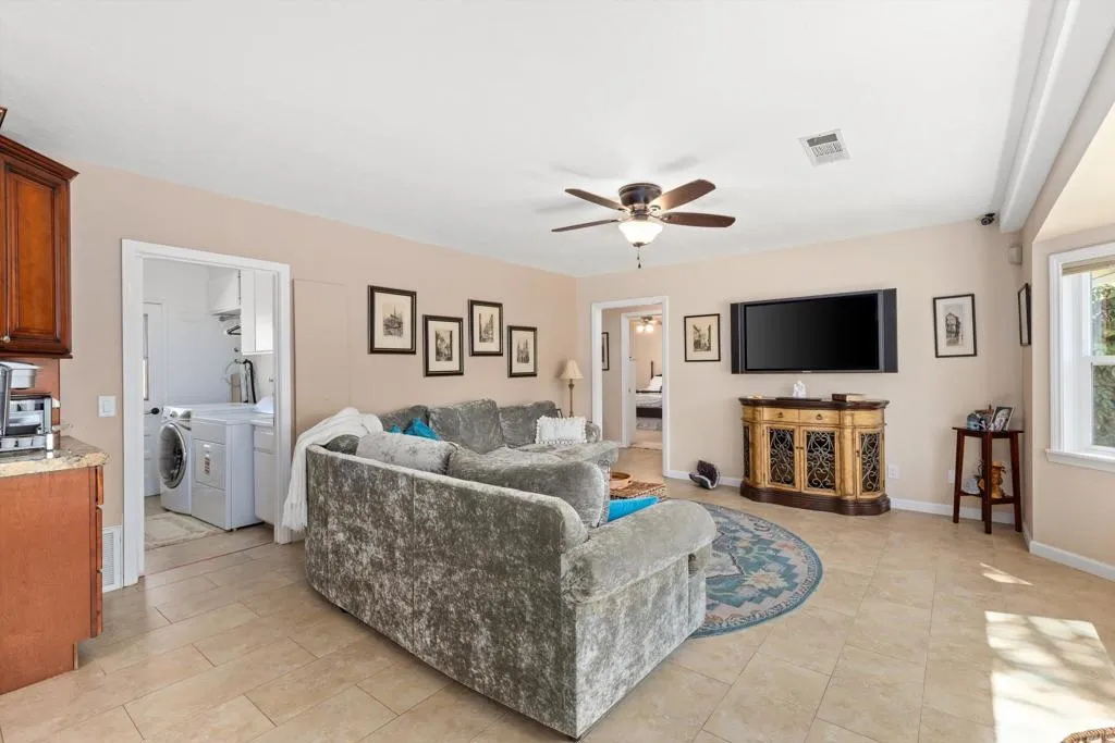 https://cdn.realtyfeed.com/cdn/127/306786854/79afdb5bf14de5de2179fd5a7becaef9.webp