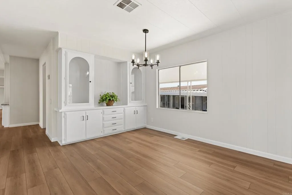 https://cdn.realtyfeed.com/cdn/127/306786950/c8f8307f794ad3face8a676c134a3d60.webp