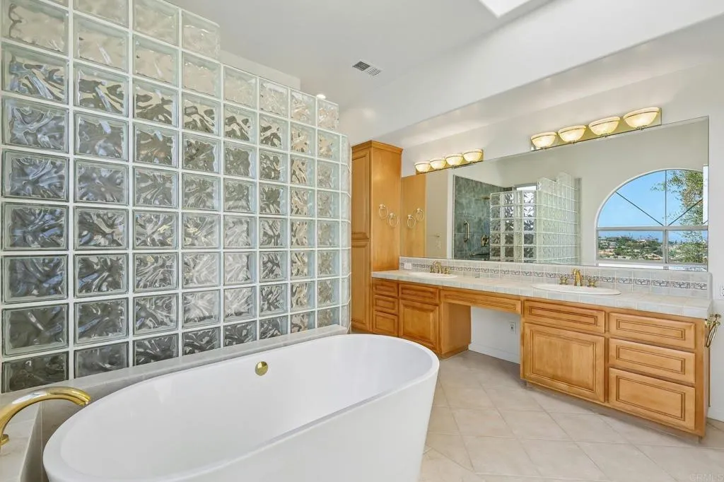 https://cdn.realtyfeed.com/cdn/127/306787296/0982f97e67250acd1af09f17f4000bc4.webp