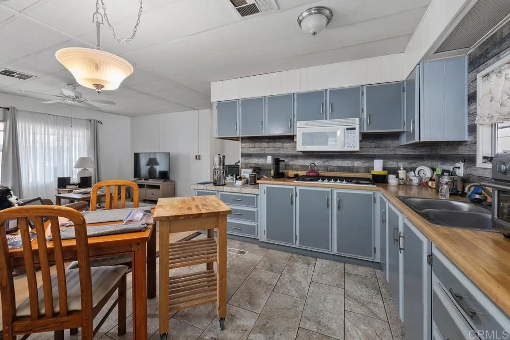https://cdn.realtyfeed.com/cdn/127/306787815/4864016837178598f232ab164235ec12.webp