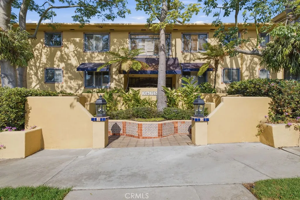 Hollywood, CA 90046