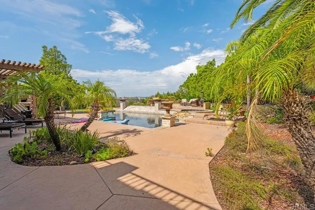 https://cdn.realtyfeed.com/cdn/127/306788045/070746ef8e5ebe2d5bdcacef40f483d4.webp