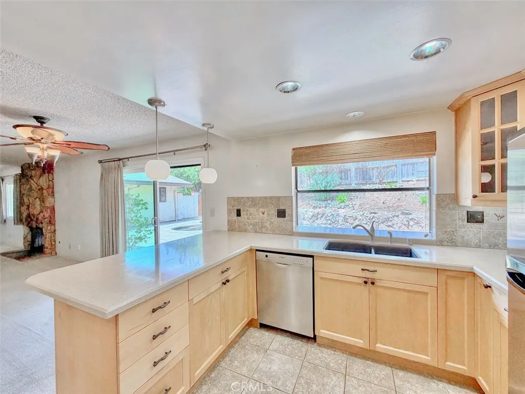 https://cdn.realtyfeed.com/cdn/127/306788221/ca1cc115da64affec23adae1ac7c81c5.webp