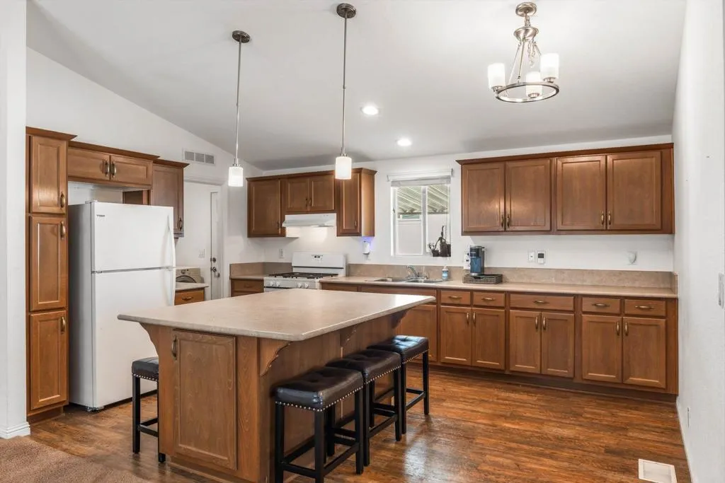 https://cdn.realtyfeed.com/cdn/127/306788724/c0f48cfbaa51f590dcb191b236dfff46.webp