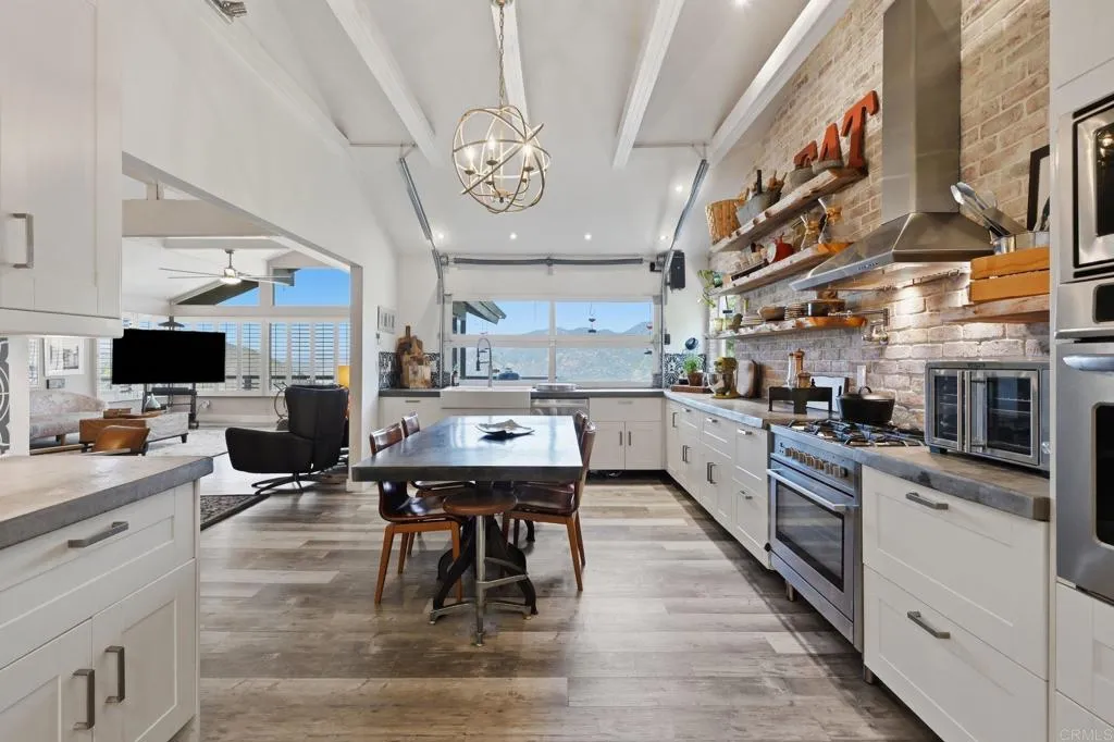 https://cdn.realtyfeed.com/cdn/127/306790474/4b8aa992e009e5d40cc7a10db3dd5844.webp