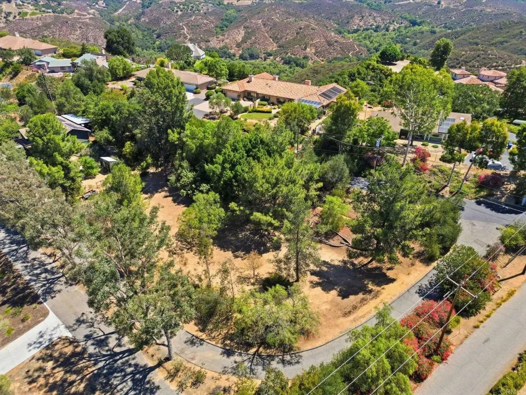 https://cdn.realtyfeed.com/cdn/127/306790474/ce06bc92ee65fce7f1af78d42cf495c1.webp