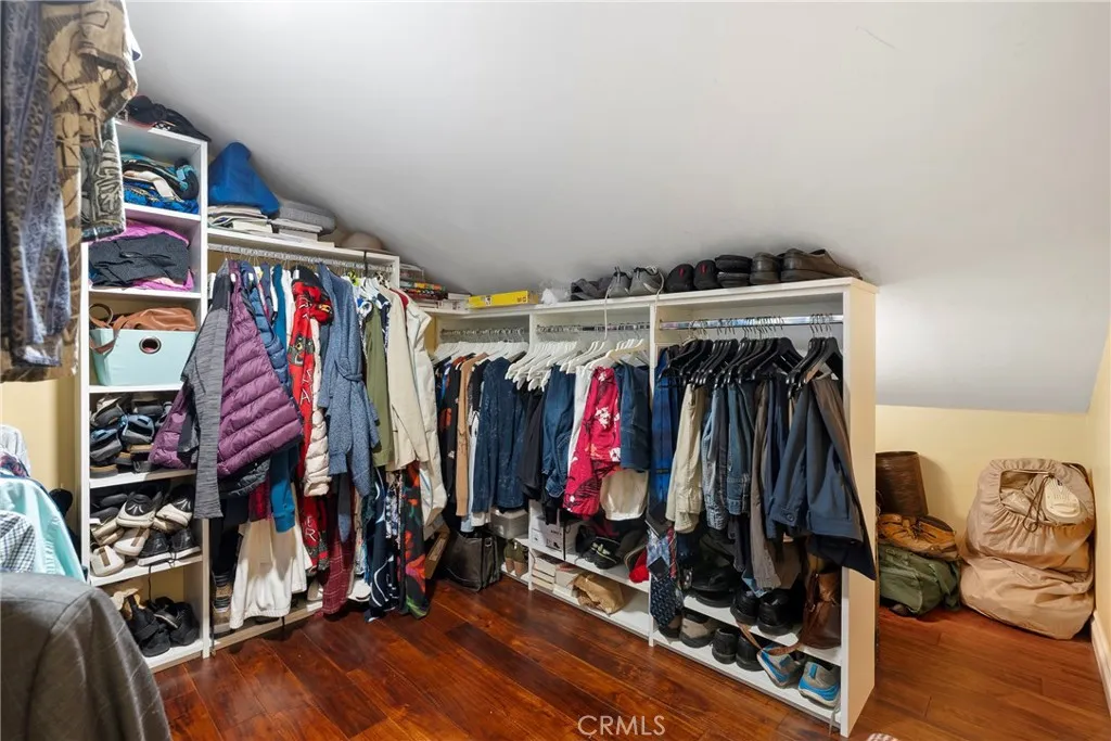 https://cdn.realtyfeed.com/cdn/127/306790817/483b6c6abaad4279fb7d6751a65ccec3.webp