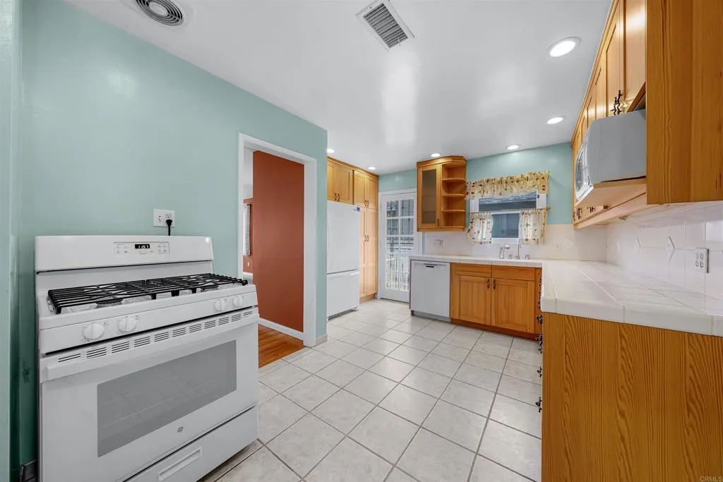 https://cdn.realtyfeed.com/cdn/127/306791382/454a531f537e6893d5e5beb53b0f21a5.webp