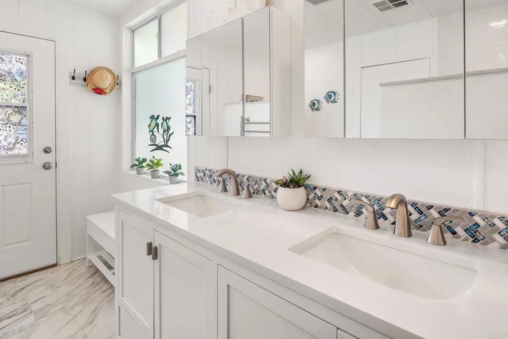 https://cdn.realtyfeed.com/cdn/127/306792052/2d842fae73916bc454d36cfc872ea575.webp