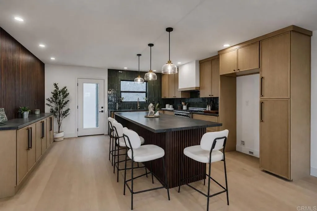 https://cdn.realtyfeed.com/cdn/127/306792123/45761535ee06aec3d2ecff3c5b14cc05.webp
