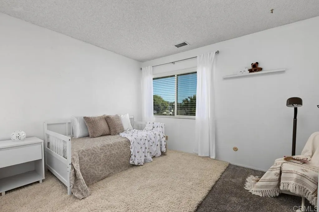 https://cdn.realtyfeed.com/cdn/127/306792207/dfa52a14ad2e576517bb455131418cb9.webp