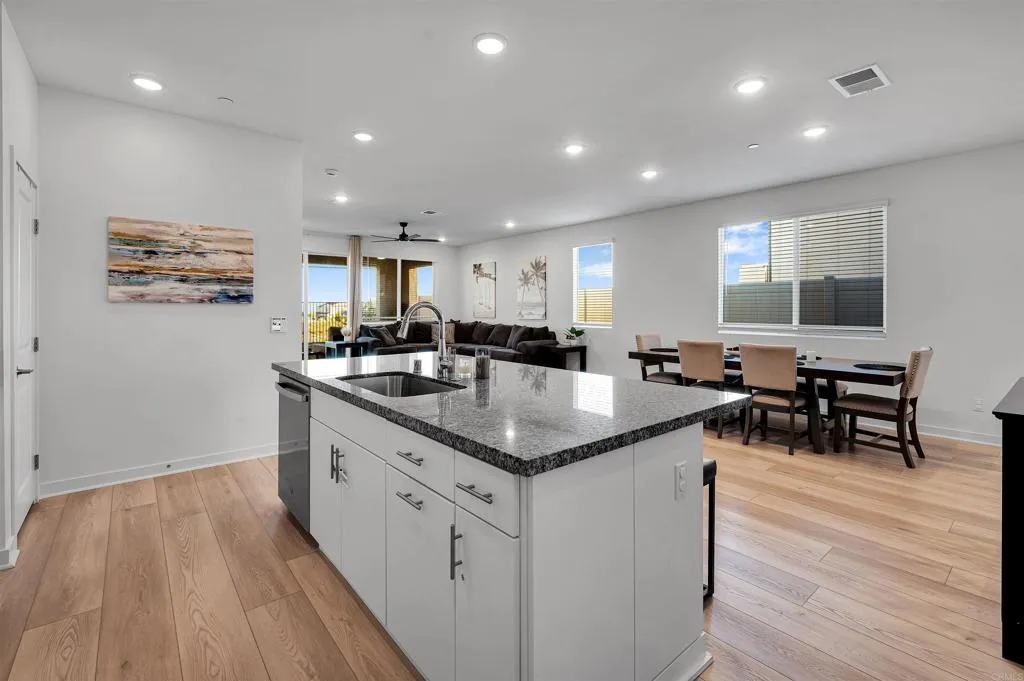 https://cdn.realtyfeed.com/cdn/127/306792210/8dc4ffba1c6eab104904482bdab3f4d9.webp