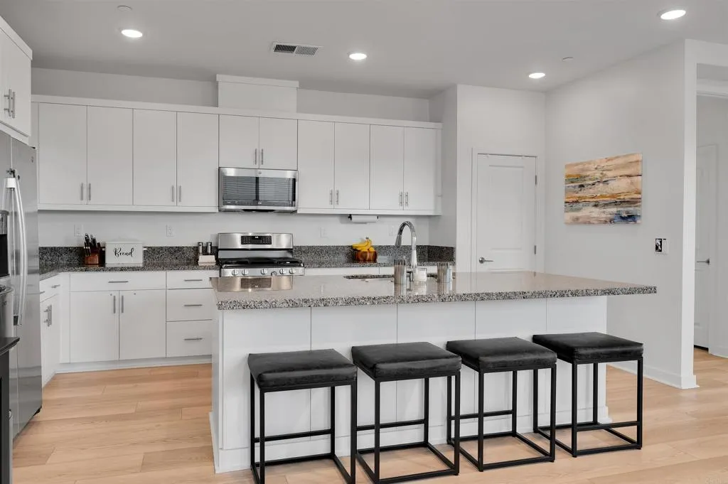 https://cdn.realtyfeed.com/cdn/127/306792210/daa2ad3d41645c6d2ab010576b48a2c0.webp