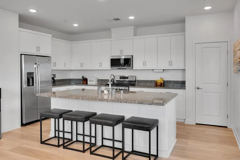 https://cdn.realtyfeed.com/cdn/127/306792210/f84d2ed1bbaa256ddec1a83cf391b1f3.webp
