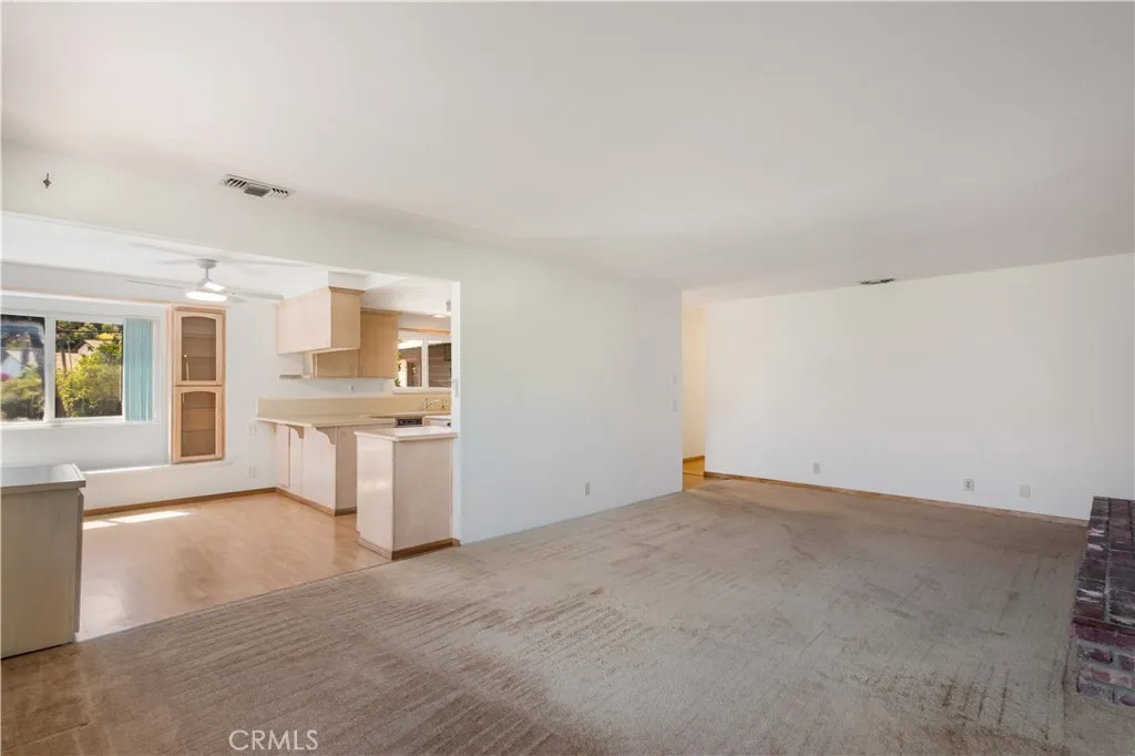 https://cdn.realtyfeed.com/cdn/127/306792416/0def4f05963ff2b88613e6285ac685c2.webp