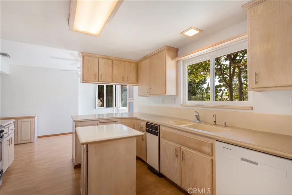 https://cdn.realtyfeed.com/cdn/127/306792416/5d20c40de97145644d5727ea02337fd4.webp