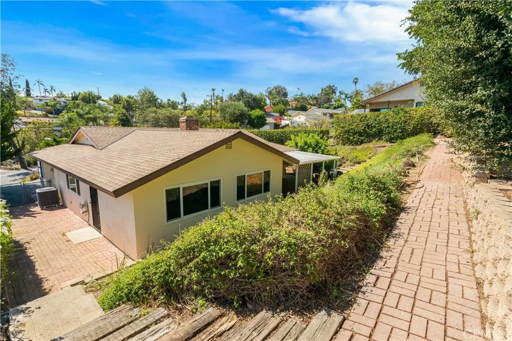 https://cdn.realtyfeed.com/cdn/127/306792416/c7a2ea88bab922ea203b7d5fff226873.webp