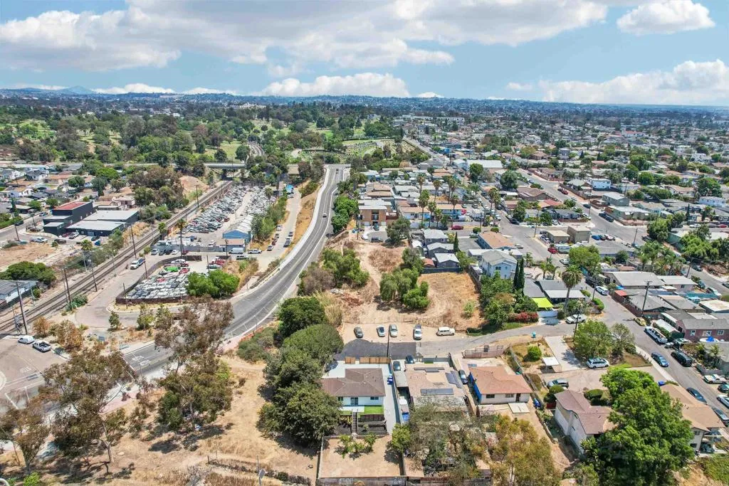 https://cdn.realtyfeed.com/cdn/127/306792479/b7f6a32ce34f0d6b459b9c9cf897d3b6.webp