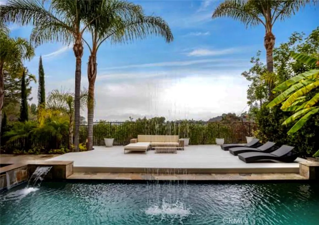 Los Angeles, CA 90068