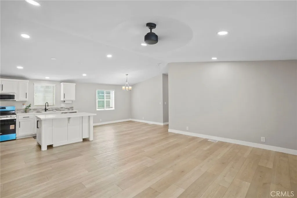 https://cdn.realtyfeed.com/cdn/127/306792703/39ca3e53fd7bb68de4aad19db2240dfb.webp