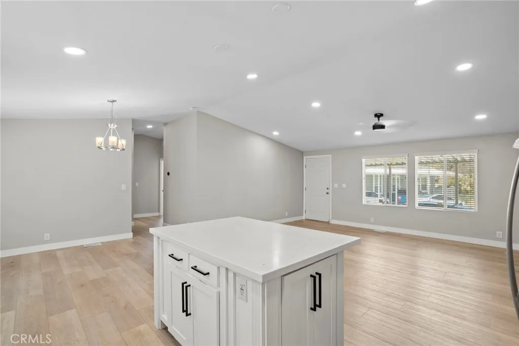 https://cdn.realtyfeed.com/cdn/127/306792703/affe12b6e47a38c35f984fef199b76ae.webp