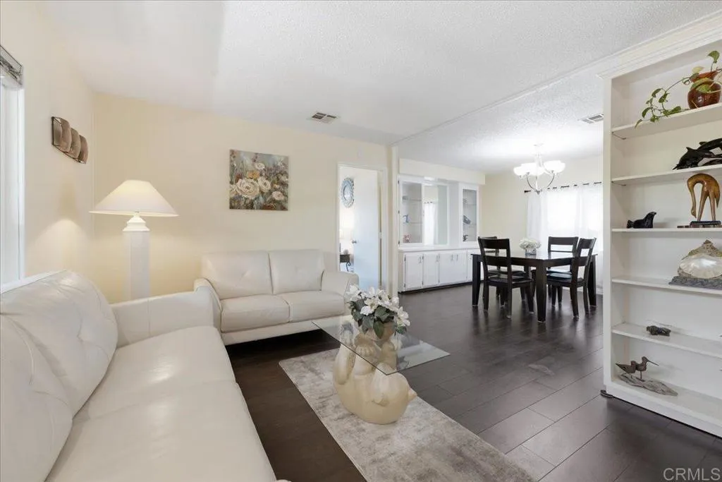 https://cdn.realtyfeed.com/cdn/127/306792956/7bd21331369a19228285f484ef8d6d8d.webp
