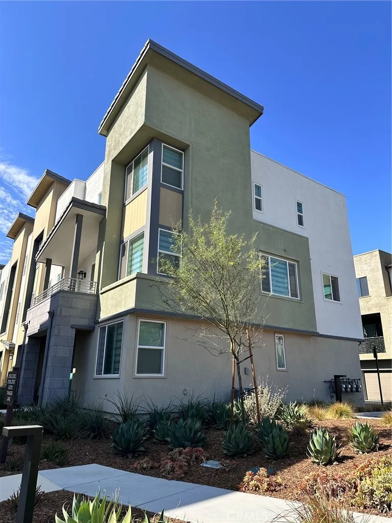 Valencia, CA 91381
