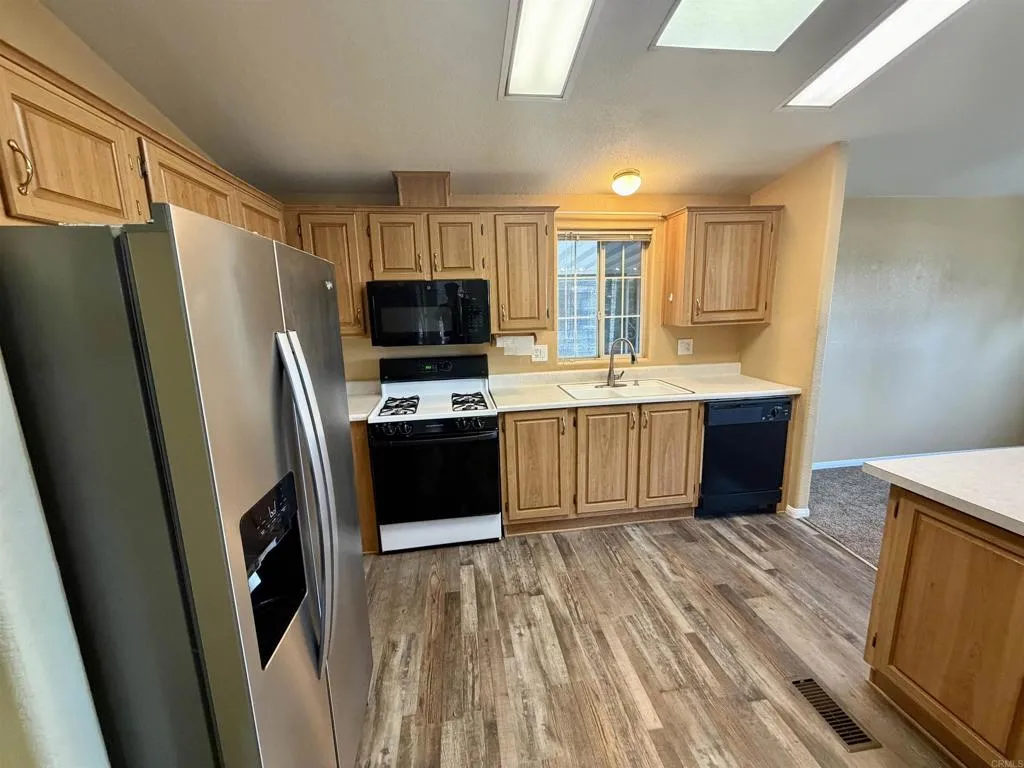 https://cdn.realtyfeed.com/cdn/127/306793553/e425f4d5fae52b41c49d338963b86cf7.webp