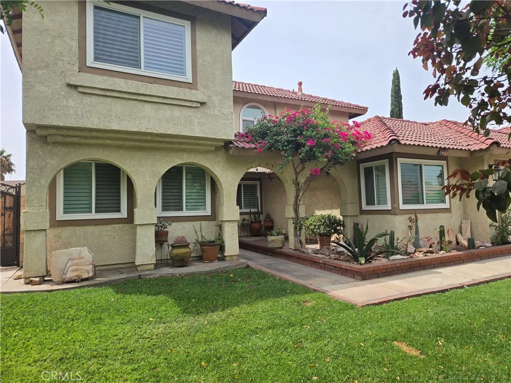 831 W El Molino
