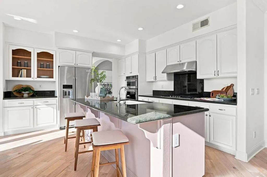 https://cdn.realtyfeed.com/cdn/127/306793713/195b1974b0564f8dbd4f112530ce4824.webp