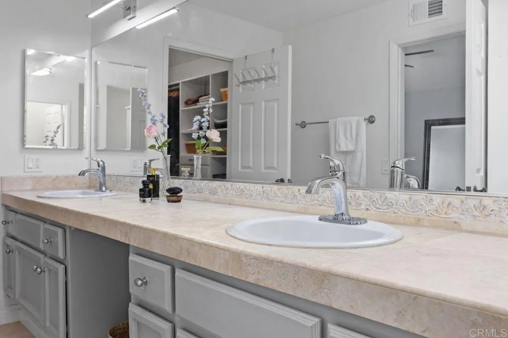 https://cdn.realtyfeed.com/cdn/127/306794948/05ec5c0637e8e5488f24bbb1ce05736a.webp