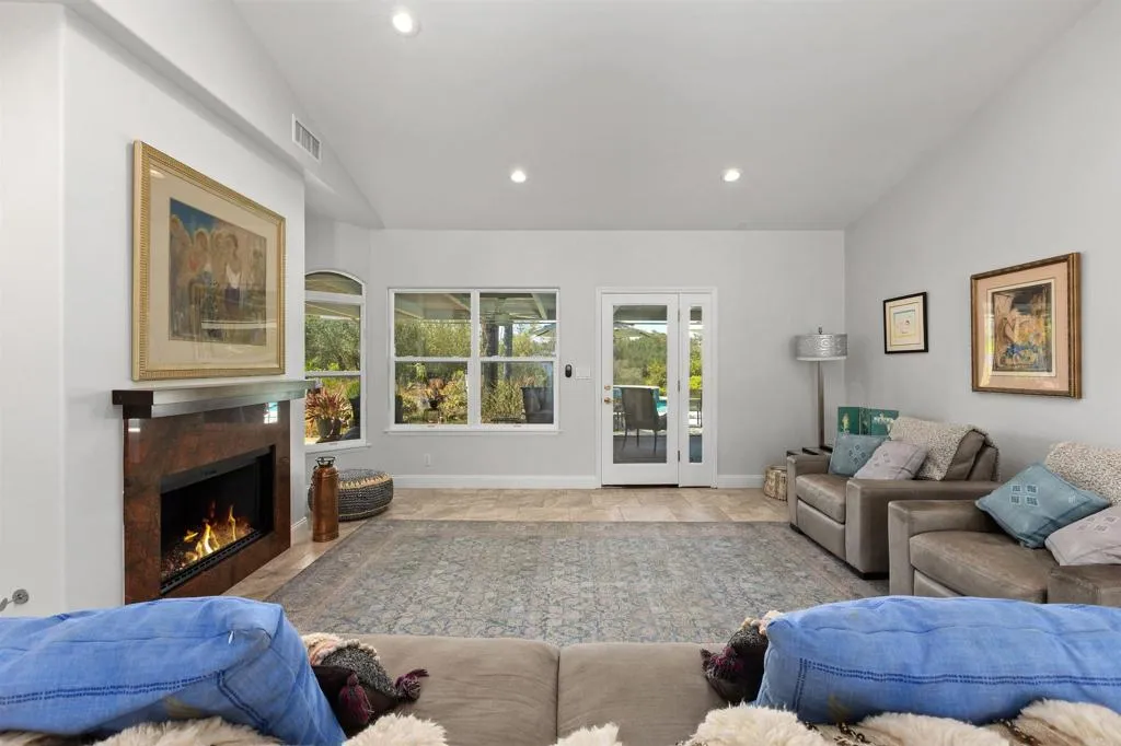 https://cdn.realtyfeed.com/cdn/127/306796441/ea9ef7ccf4431267678d195fedd5754c.webp