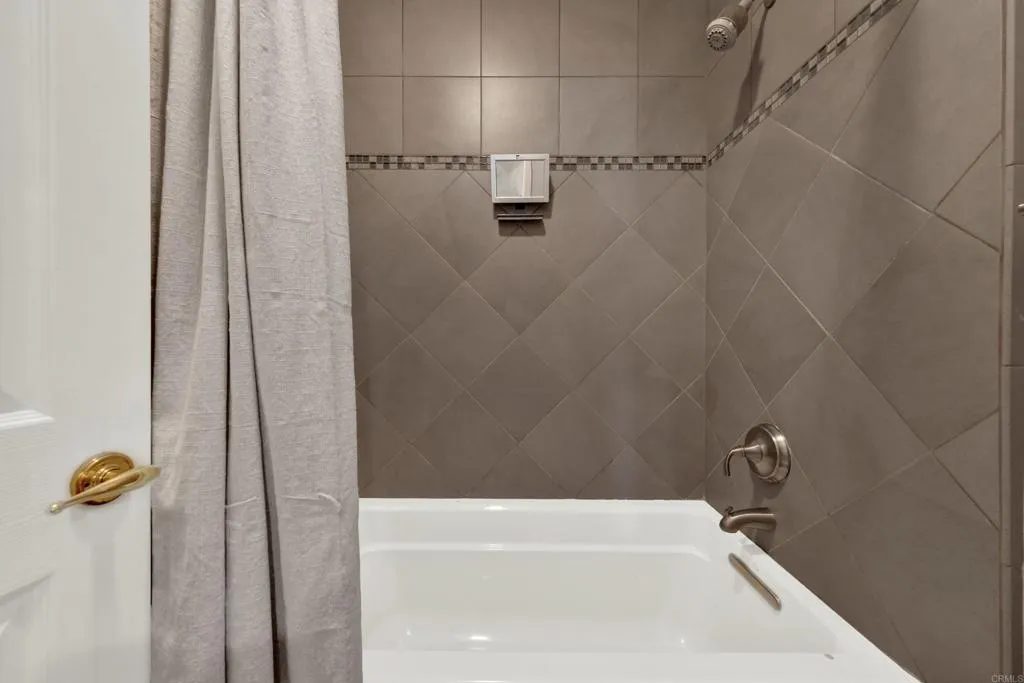 https://cdn.realtyfeed.com/cdn/127/306796486/892c9c1b89784b4bbe34f02b62f2c458.webp