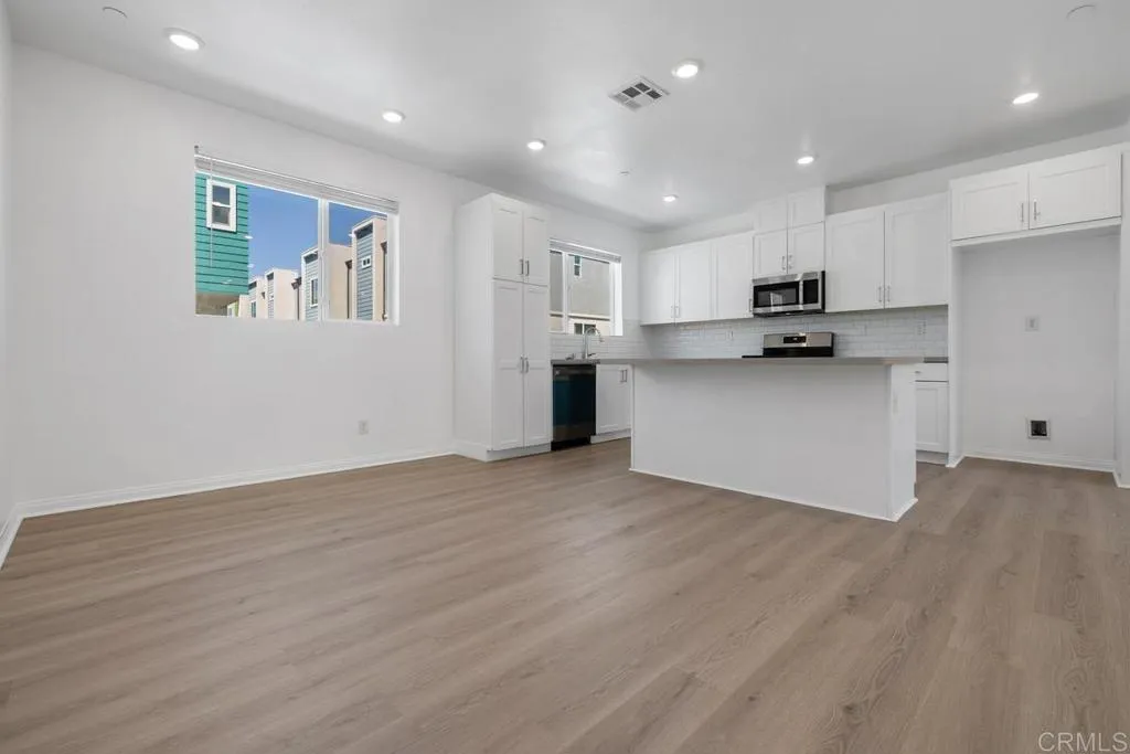 https://cdn.realtyfeed.com/cdn/127/306796511/f1d2950457cb40c5c0d96a2f856ecb6a.webp