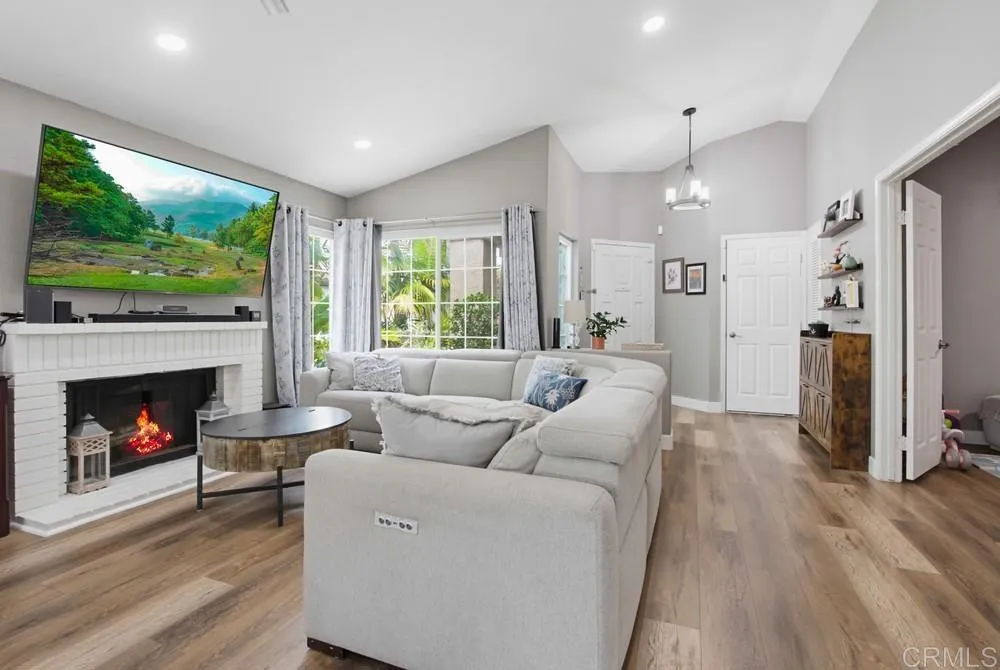 https://cdn.realtyfeed.com/cdn/127/306796742/9eb3be9a4765214669aaf80358c564f9.webp