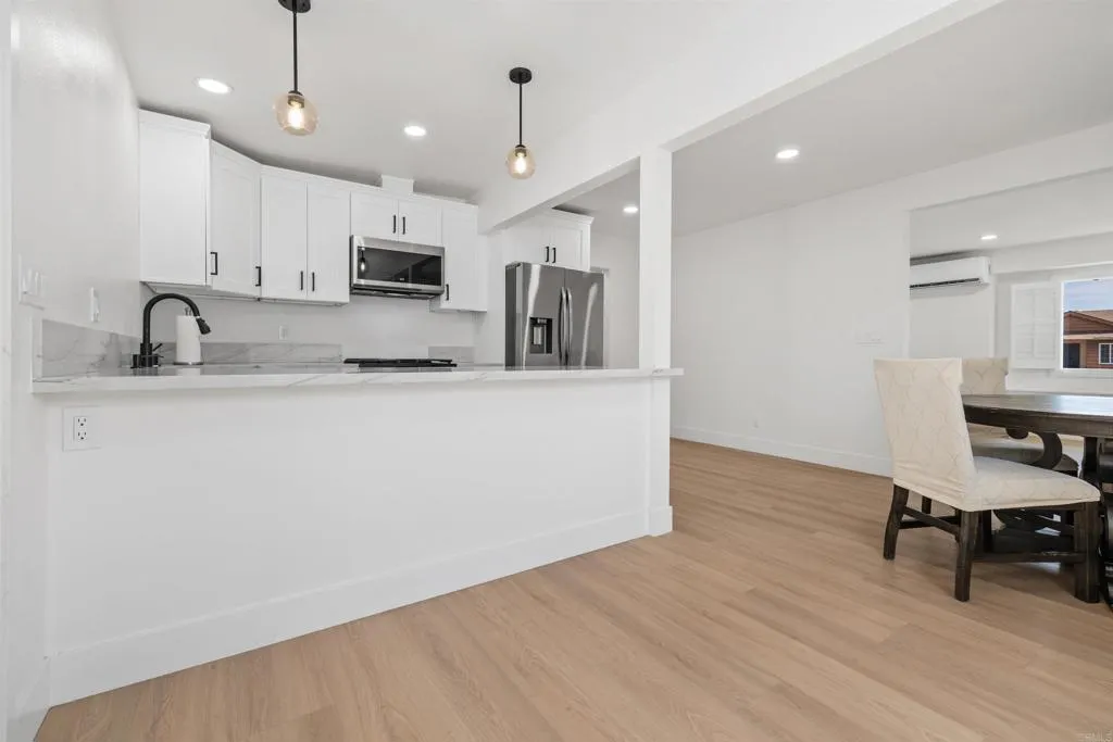 https://cdn.realtyfeed.com/cdn/127/306796907/98ff03afa0bec0911f466e8ead8dbdce.webp