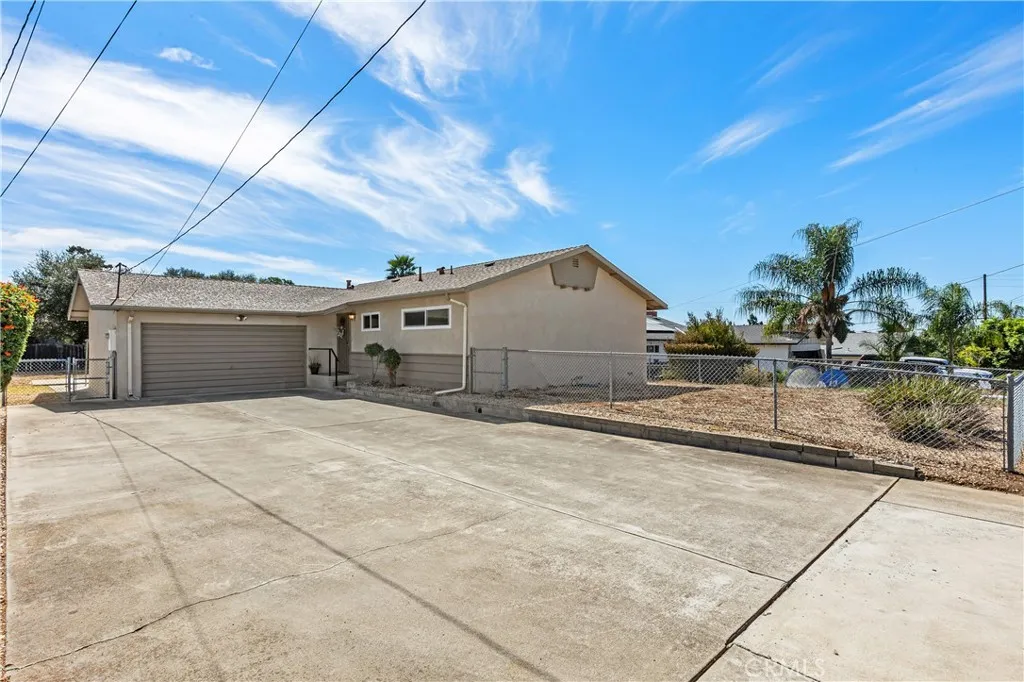 127 Brandenburg Lane, Fallbrook, CA 92028 - Main photo, Fallbrook, CA