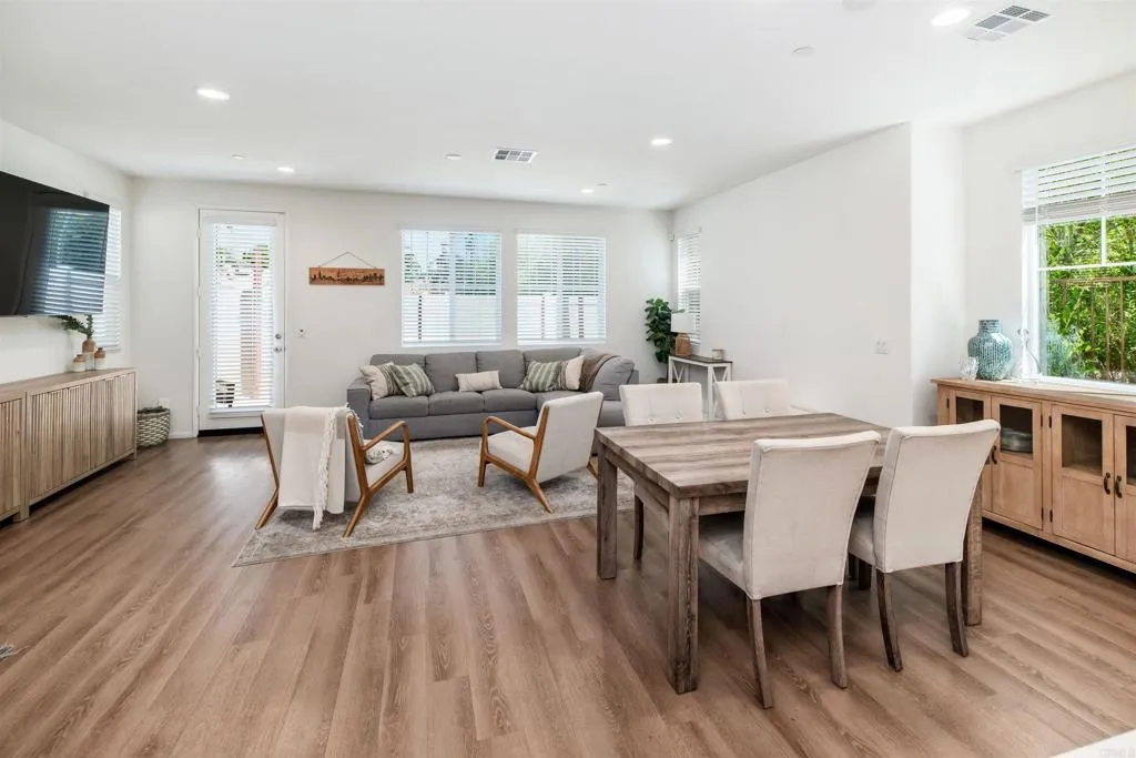 https://cdn.realtyfeed.com/cdn/127/306797086/33f140eddb464bf709495d80b25f8cc3.webp