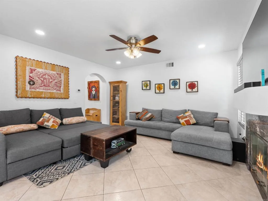 https://cdn.realtyfeed.com/cdn/127/306797169/4f6a5d3ed6186afb864e485ed6ccdac5.webp