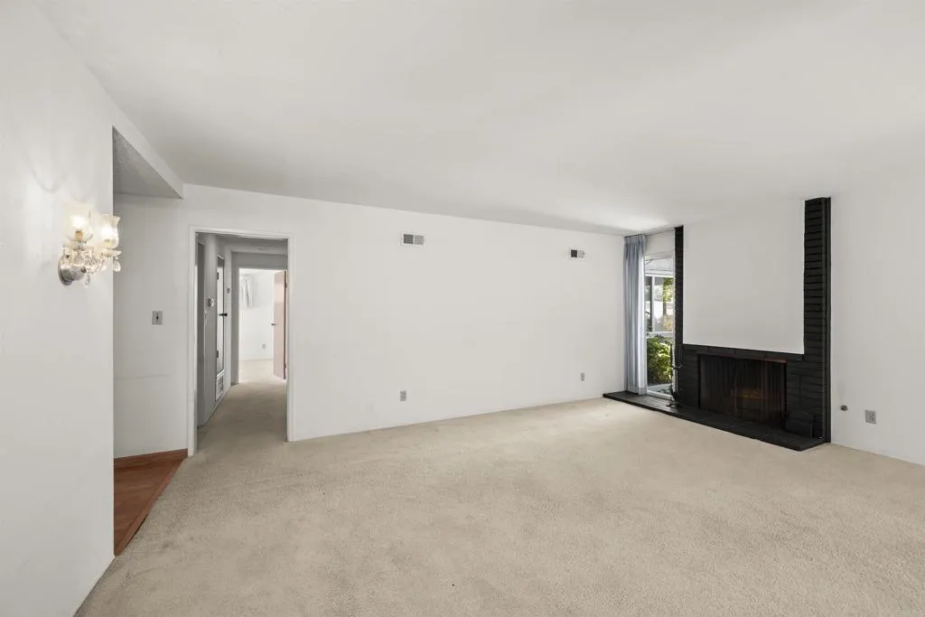 https://cdn.realtyfeed.com/cdn/127/306797512/f14f2ffa69d2fd42d15dbfa3b556a9c6.webp