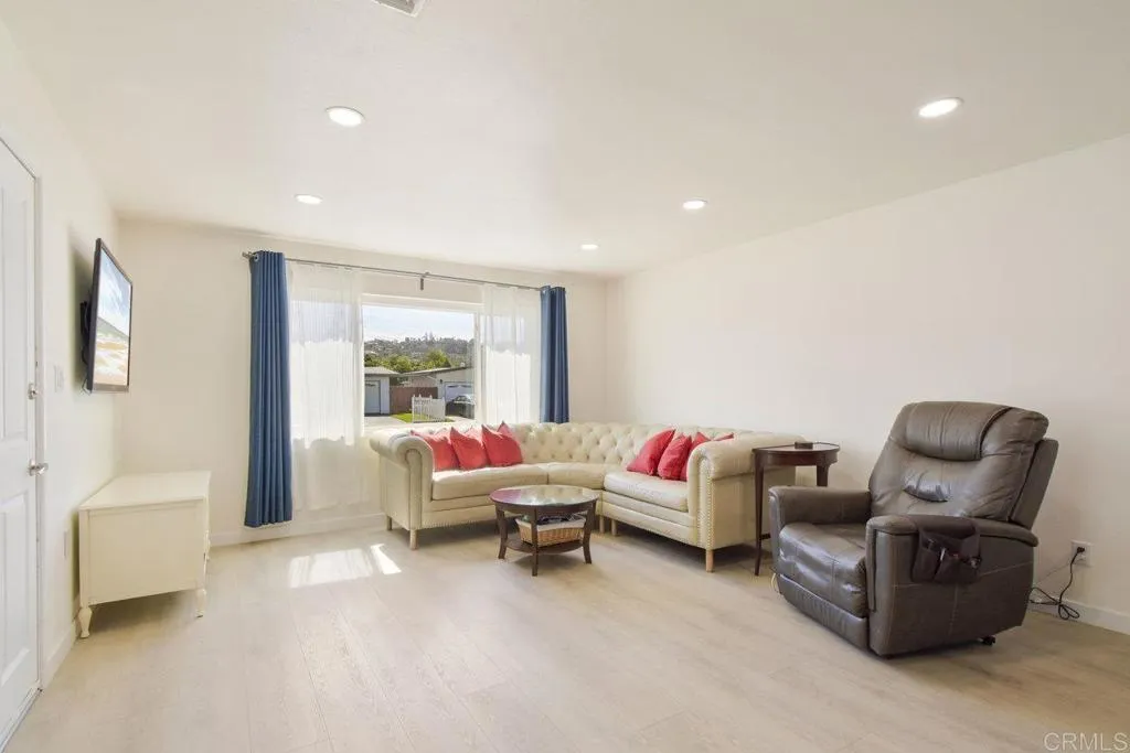 https://cdn.realtyfeed.com/cdn/127/306797815/8c6bdda795cb05531844372795b95ab0.webp