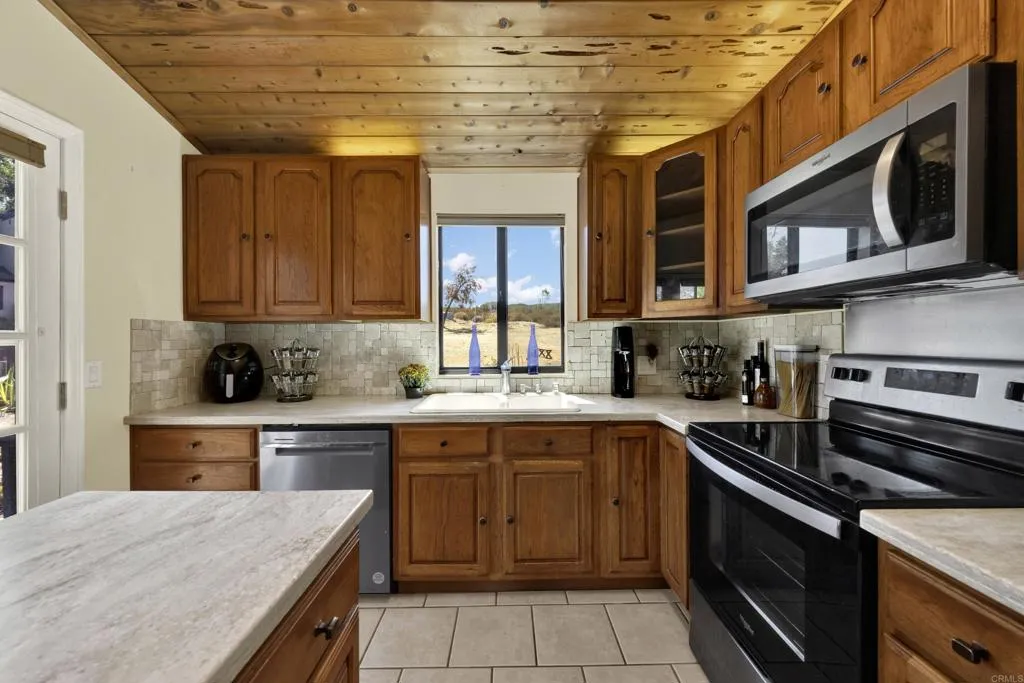 https://cdn.realtyfeed.com/cdn/127/306797818/d94e8f6f68d14f91addea304723406d9.webp