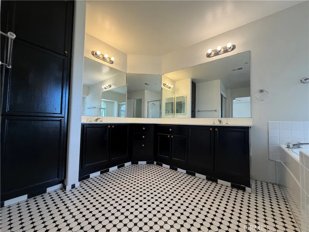 https://cdn.realtyfeed.com/cdn/127/306797968/4ae3d9f96748c19316fc6c42cc292321.webp