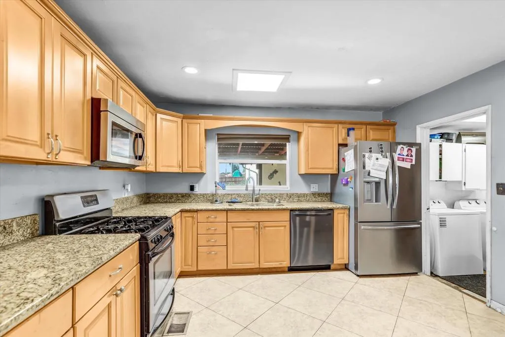 https://cdn.realtyfeed.com/cdn/127/306797982/9f1422ad51a7a26575f942b91d1881e6.webp