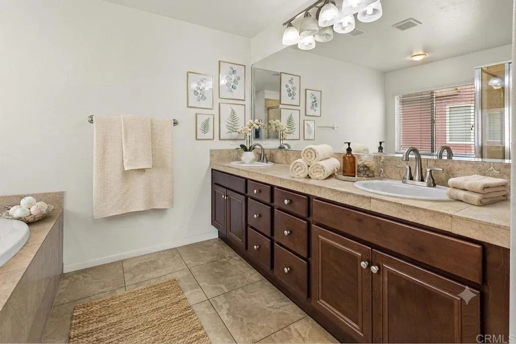 https://cdn.realtyfeed.com/cdn/127/306798738/1f7b61179419284e90fa8a871a7ccbae.webp