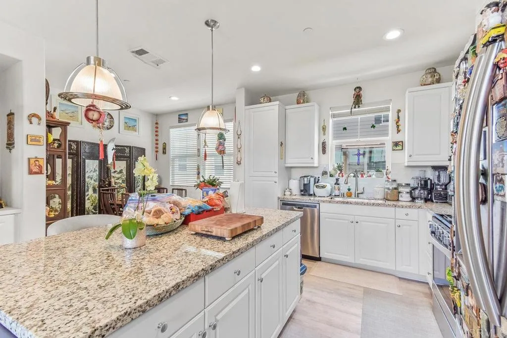 https://cdn.realtyfeed.com/cdn/127/306799465/744d4b58d2c5a83200009bb097339ff0.webp