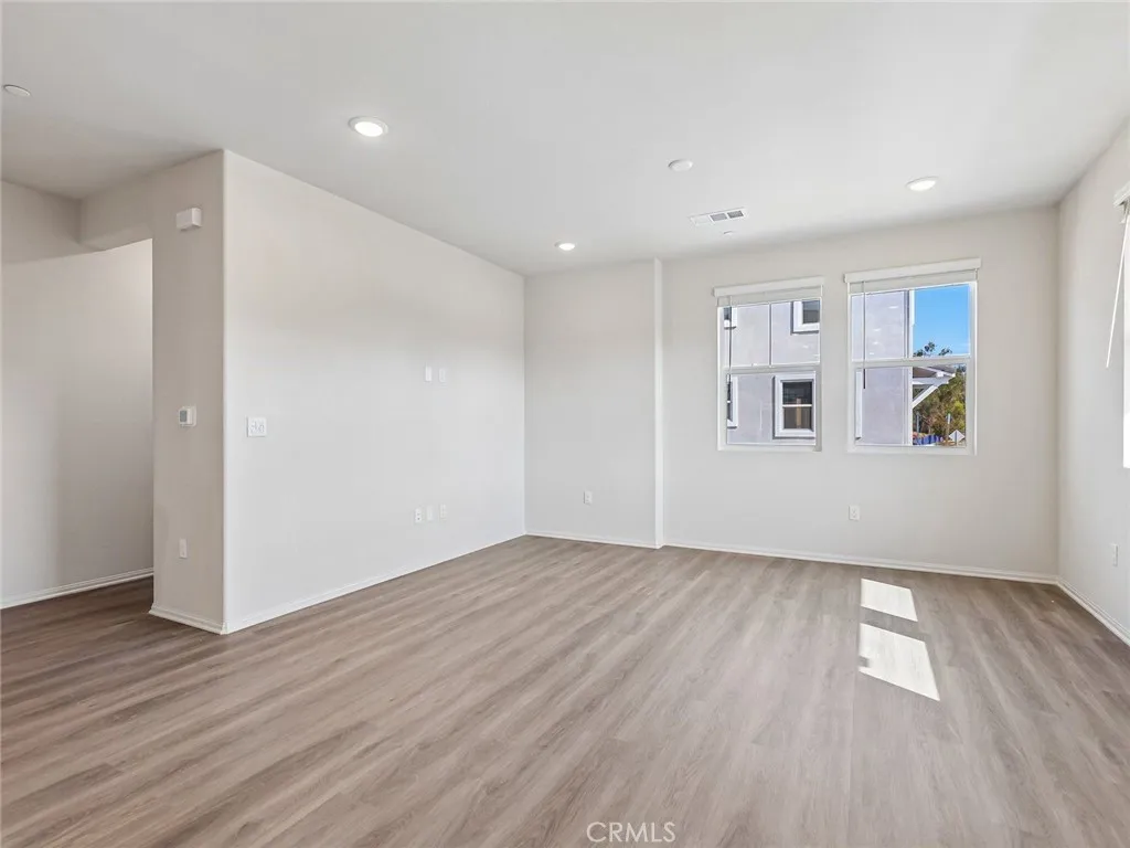 https://cdn.realtyfeed.com/cdn/127/306799592/36b84d5758b7ac4d8daada629954a5ae.webp