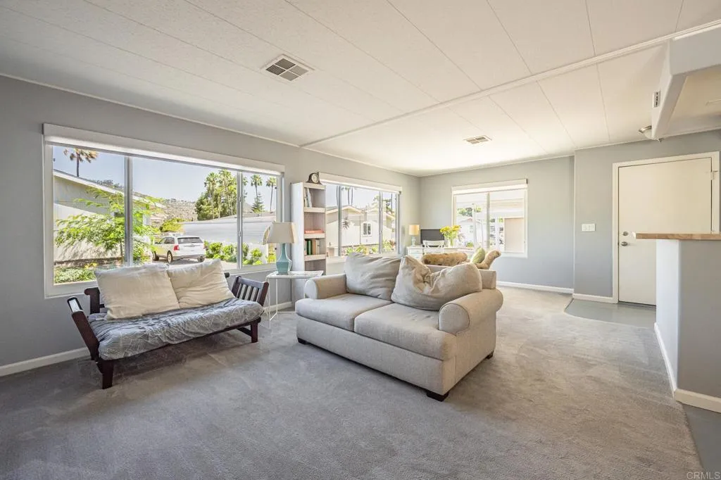 https://cdn.realtyfeed.com/cdn/127/306800013/0fba025bf2fbf0686bd10a1093b0604c.webp