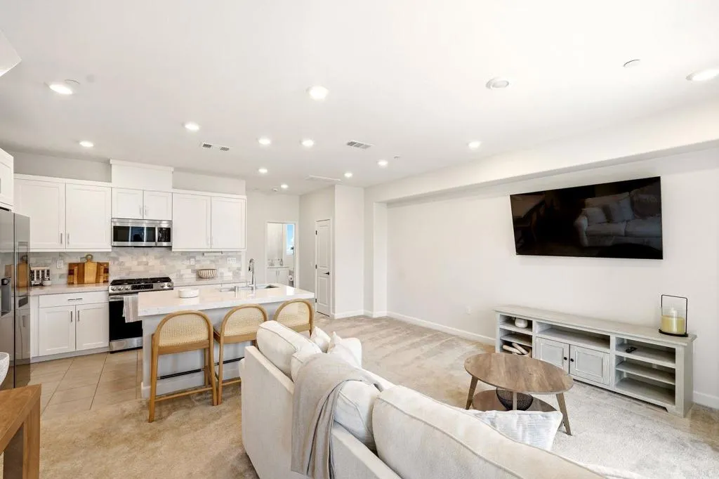 https://cdn.realtyfeed.com/cdn/127/306800042/731edd69afa0487c6ee4a96acbd86c7f.webp